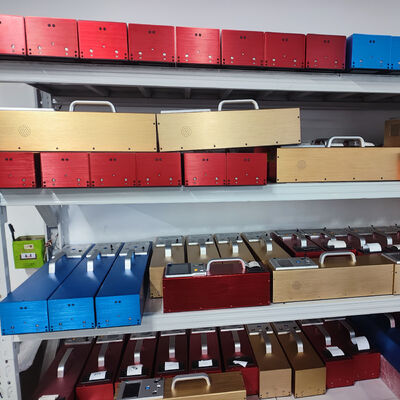 Medidor de retrorreflector de volumen total de 700 mm x 135 mm x 115 mm, que incluye un ángulo de visión de 105 grados y un rango de medición RL de 0-4000 mcd/m²lx para pruebas de reflectividad