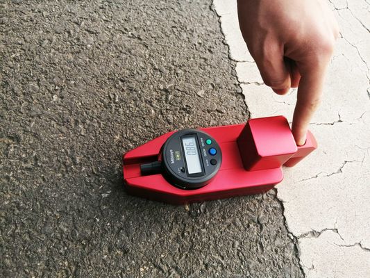 Grueso rojo de las marcas del pavimento que comprueba la batería seca del indicador