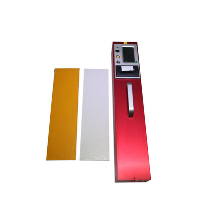 Una calibración Retroreflectometer rojo de la llave para las marcas de camino